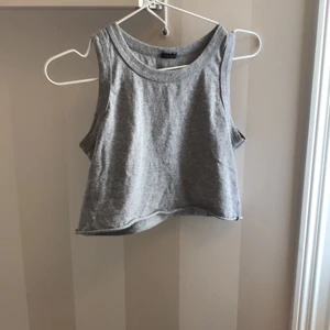 brandy melville grått linne  - Använd några gånger men skicket är som nytt! Passar mig som vanligtvis är en xs, skulle nog kunna passa en mindre S också!😊