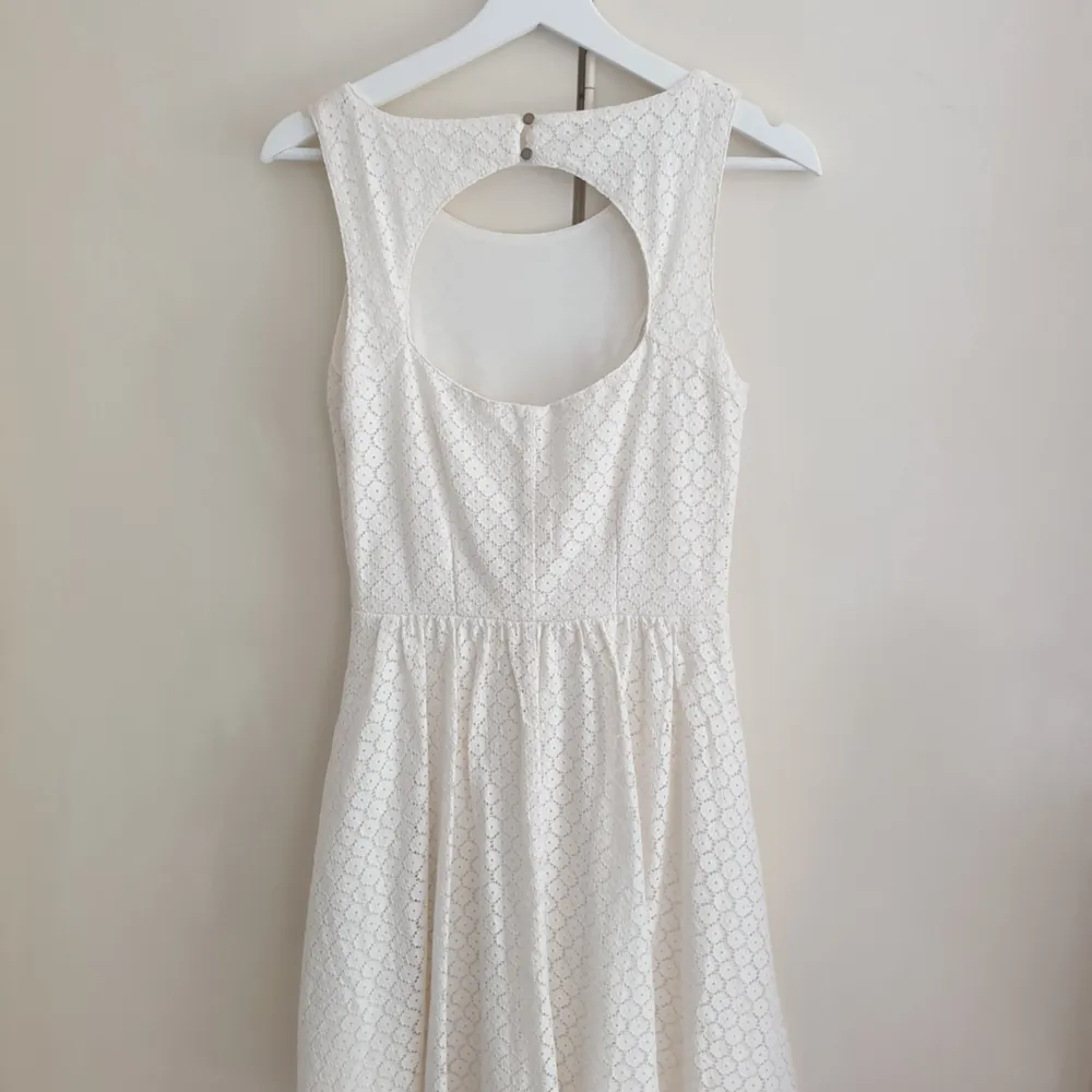 Vit/cremevit klänning från Only med fin rygg! Endast använd 4-5ggr. 120kr +fraktkostnad!. Klänningar.
