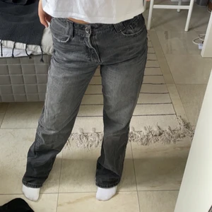 Zara jeans - Supersnygga gråa zara jeans!! Bra skick förutom slitningar längst ner pga att dom varit för långa för mig så jag har trampat på dom! (Jag är 167) kom privat för bilder på de, men inget som syns när man använder dom.❤️❤️ buda