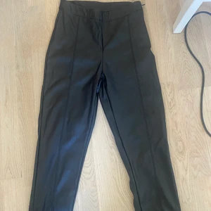 Skinn byxor ifrån Ginatricot - Ett par skinnbyxor ifrån Gina tricot i Storlek S. Aldrig använt, bra skick. Kommer ej ihåg hur mycket jag betalde för dem. 