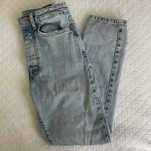 Högmidjade jeans från never denim med mom fit. Kan ev mötas upp :)