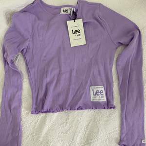 Säljer en lila tröja från Lee x Hm i storlek XS. Aldrig använd med lappen kvar. Kostade 149 kr men säljer för 50 kr exklusive frakt.