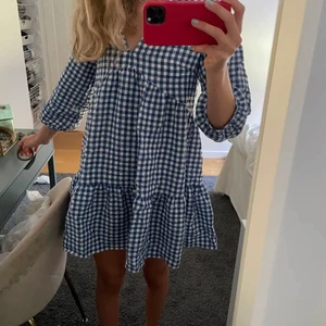 Rutig Zara klänning - Super fin rutig klänning köpt på zara! Använd ca 2-3 gånger. Slutsåld och i superfint skick. Lånade bilder. Storlek Xs, men passar en s med. Kontakta mig för fler frågor!köp direkt för 520kr