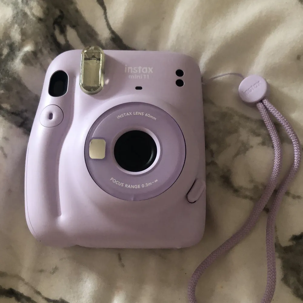 Säljer en jätte fin lila instax mini kamera då den inte kommer till användning, tror det finns typ 2-3 bilder kvar och man kan även köpa nya och ta super söta bilder 💓( frakt tillkommeräven fats det står gratis! ) . Övrigt.
