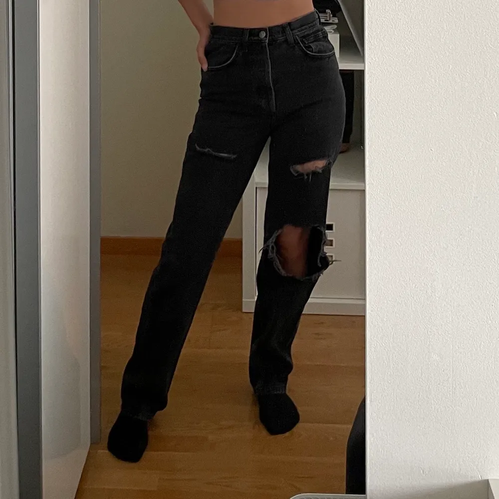 Svarta nakd jeans med hål i storlek 36! Jag är ungefär 167 och jeansen sitter perfekt i längden 🤩 . Jeans & Byxor.