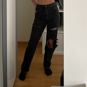 NAKD JEANS - Svarta nakd jeans med hål i storlek 36! Jag är ungefär 167 och jeansen sitter perfekt i längden 🤩 