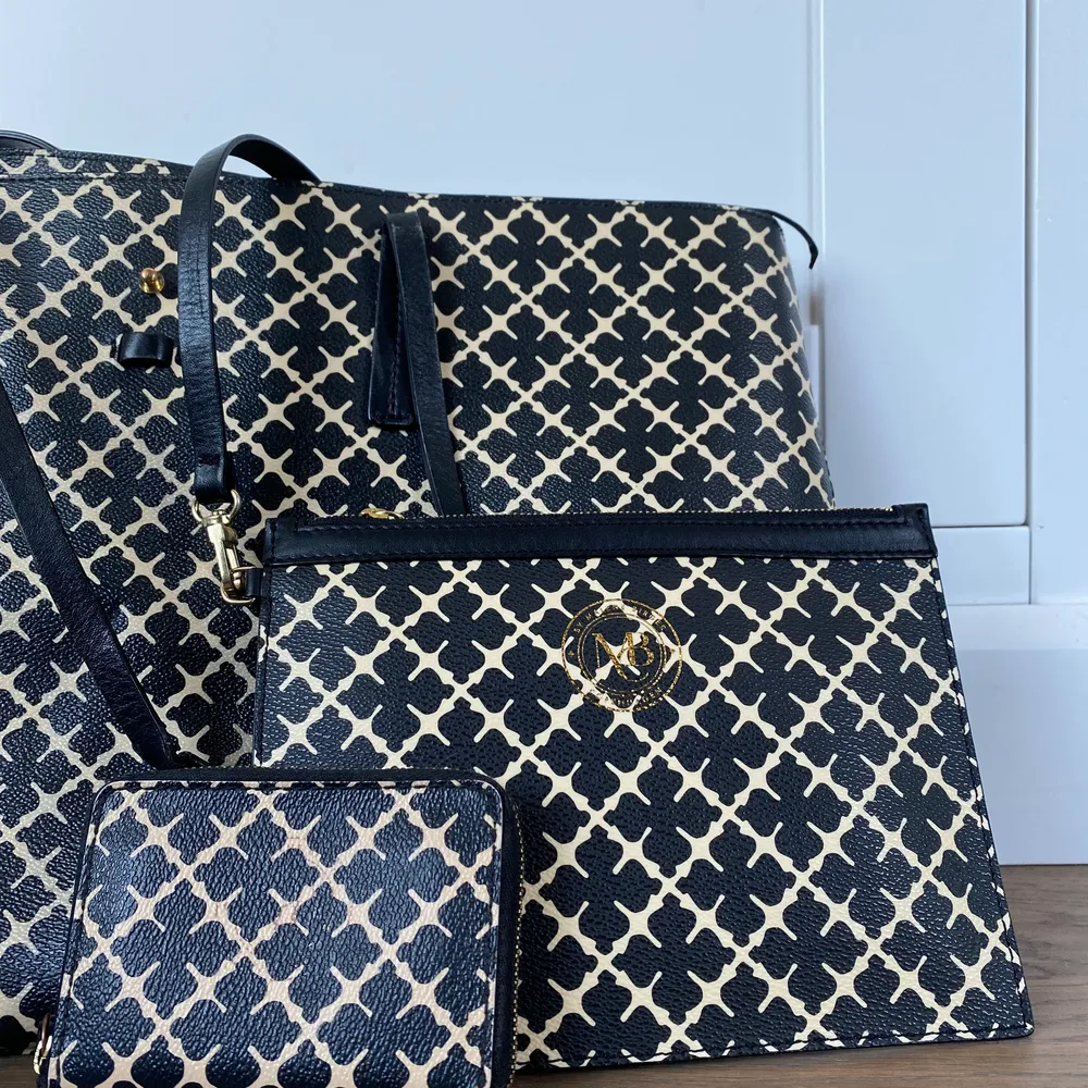 By Malene Birger väska, necessär & plånbok, alla i bra skick undantaget handtaget på väskan som är slitet 🤎 köp alla saker för 400kr eller separat (priset är förhandlingsbart) ✨ köpare står för frakt ☺️. Laukut & Käsilaukut.