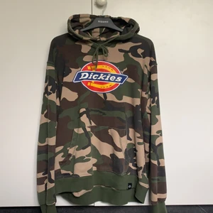 Dickies hoddie herr st,large - Den har gått sönder i fram vid halsen med absolut inget som påverkar. Kan skicka bild närmare på de om så önskas. Pris eg hugget i Sten. 