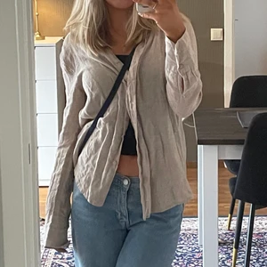 Beige skjorta - En grå/beige skjorta från Gina. Sparsamt använd men väldigt fin och fin passform. 