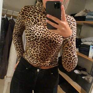 Leopard tröja med liten krage från GinaTricot. tunt och mjukt material. Har används en del men det är inget som syns. Storlek:S säljs för 50kr+frakt 