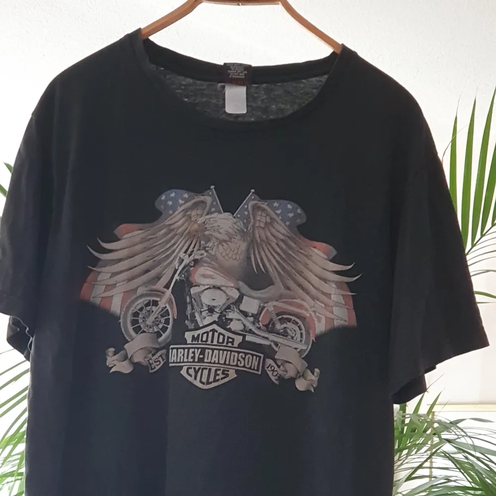Åkta Harley Davidson T.SHIRT som är anväande men I bra skick.t.shirt passar till båda kön och passar från xxxs_ xl beror på hur man vill ha på sig. Finns fler bilder och bud I kommenterna . T-paidat.