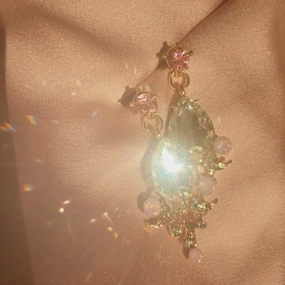 🌸FÖRST TILL KVARN!🌸 Helt nya rosa kristall örhängen med fin unik form. Lite tunga. Spontanköp & har bara legat i smyckesskrinet sedan dess. De är supersöta med rosa och glasfärgade kristaller😍❤ Vill bli av med ASAP! Pris:120kr +frakt. Accessoarer.