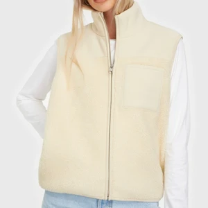 Väst i teddydyg - Superfint och mysig teddyväst från märket Pieces. Storlek S men skulle säga att den passar M oxå. Använd få gånger så är i fint skick! OBS den är svart, som på sista bilden. Fler bilder kan skickas vid förfrågan :) Nypris 399kr på Nelly. Köpare baktalar för frakt.