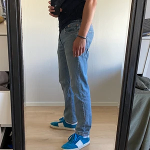 Levis 502  - Fräscha Levis 502 W32 L32. Använda men i mycket gott skick, nypris 1299kr. Skriv för fler bilder!  Herrmodell men passar även tjejer som är ute efter en mer baggy fit. Har även ett par identiska jeans i samma skick fast L34 