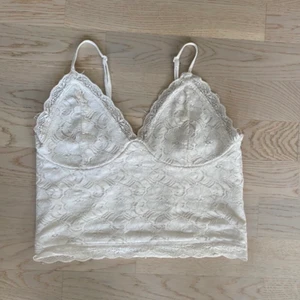 Bikbok topp - Vit supersöt liten spettstopp från Bikbok i strl S🌸 säljer så den är lite liten på mig💗 pris:50kr. Kan mötas i stockholm eller skicka på post (köparen står för frakt)