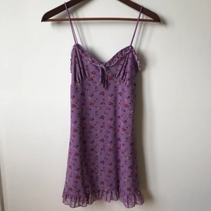 Blommig klänning  - En jättefin och sällan använd klänning. Är stretchig och i storlek S, skulle även passa M. Köparen står för frakten!