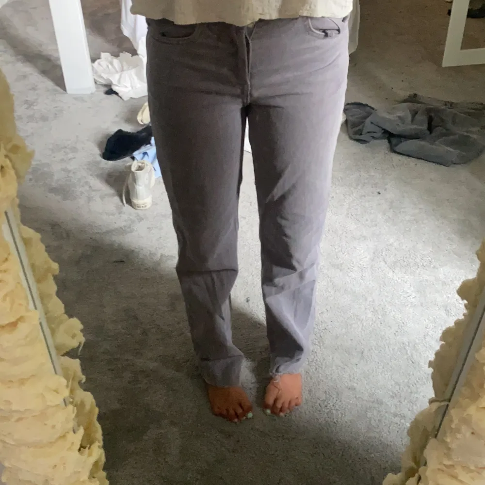 Jätteee fina jeans från asos!! De är lite lila grå vilket är sååååå fint och även midrise😍 De är avklippta så passar någon runt 160 och kortare!. Jeans & Byxor.