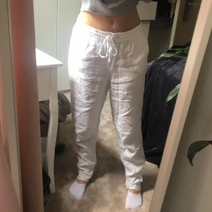 Vita linnebyxor - Köpta förra året på hm! Inte använt så mycket. Väldigt sköna!!!💕💕