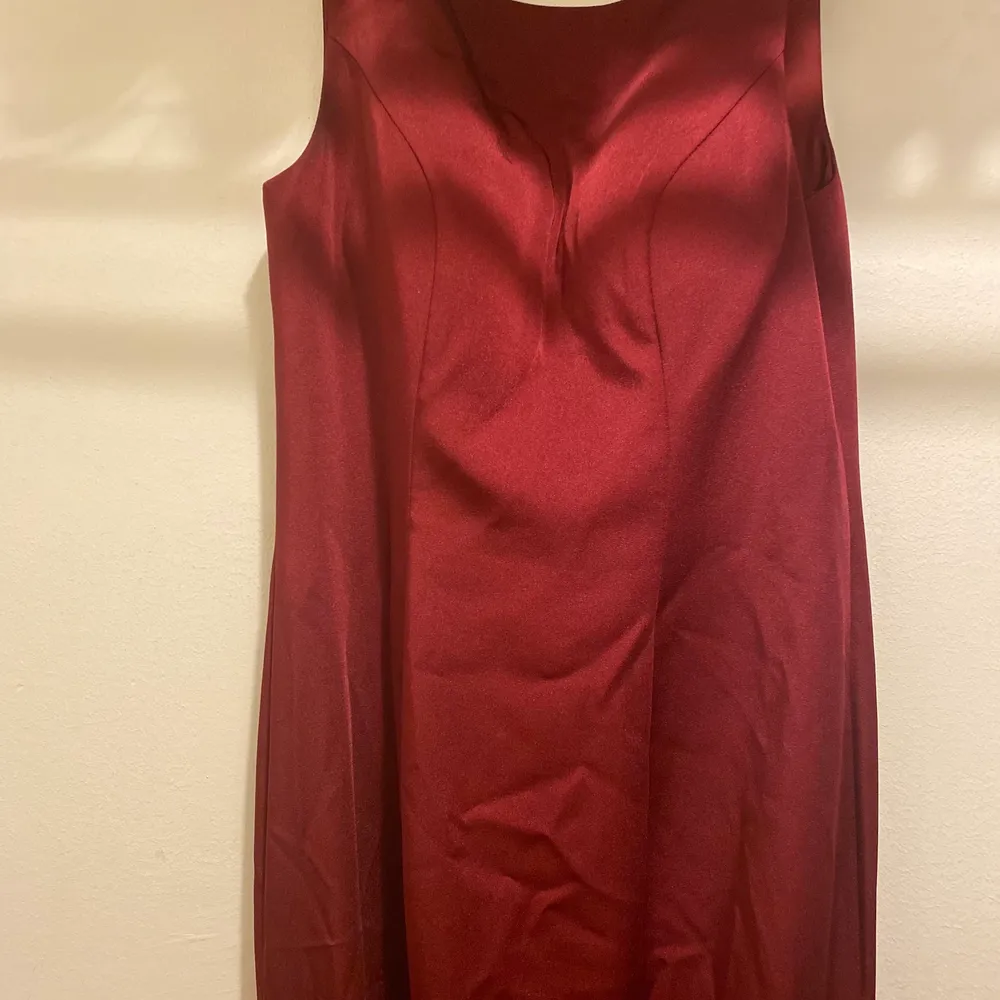 En vinröd balklänning med en lång sleeve & öppen rygg. Passar dig som är mellan 150-165cm. Använts 1 gång. . Klänningar.
