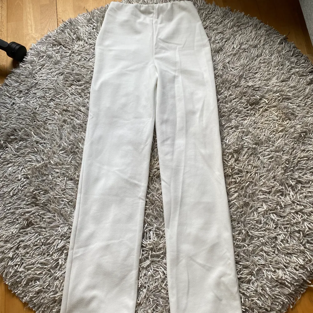 Vita byxor från Nly One i modellen ”straight crepe pant”. Storlek 36. Aldrig använda. Nypris 299kr.. Jeans & Byxor.