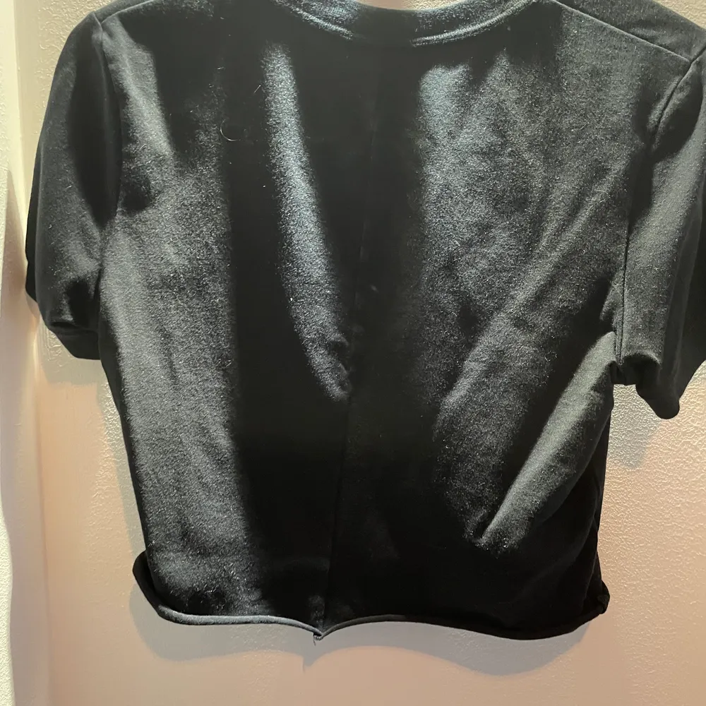 Svart Nike tröja som jag har klippt av själv så den är kort,  innan var det en body. Köparen står för frakt💕. T-shirts.