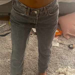 Gråa zara jeans - Säljer dem här super fina gråa lågmidjade zara jeansen i storlek 34! Säljer dem pga har ett par andra liknande!🥰Skriv privat för fler bilder. Buda i kommentarerna 