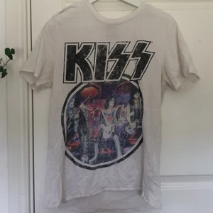 Kiss tröja från Gina  - Tröja ifrån gina tricot. Köpte här på plick. Storlek S. Aldrig använd. Säljer för 70kr+48kr frakt