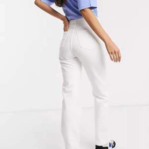 Vita jeans från weekday i modellen ”rowe”, storlek 26/30. Knappt använda, säljer då jag inte tycker de passar mig.