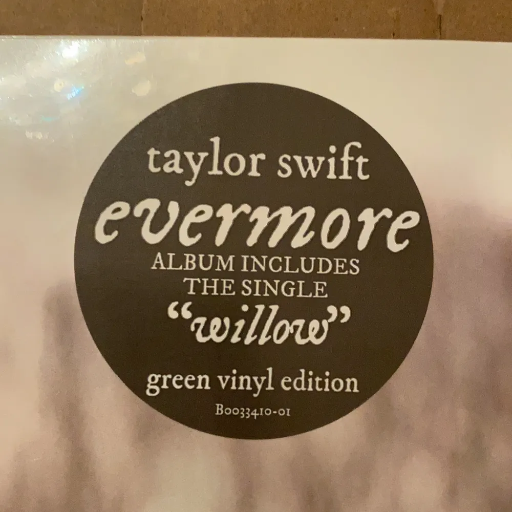 Säljer denna limited edition evermore skivan då jag råkade beställa hem två skivor. Den är helt oöppnad. Bilden på skivan är ifrån den skivan jag redan har <3. Övrigt.