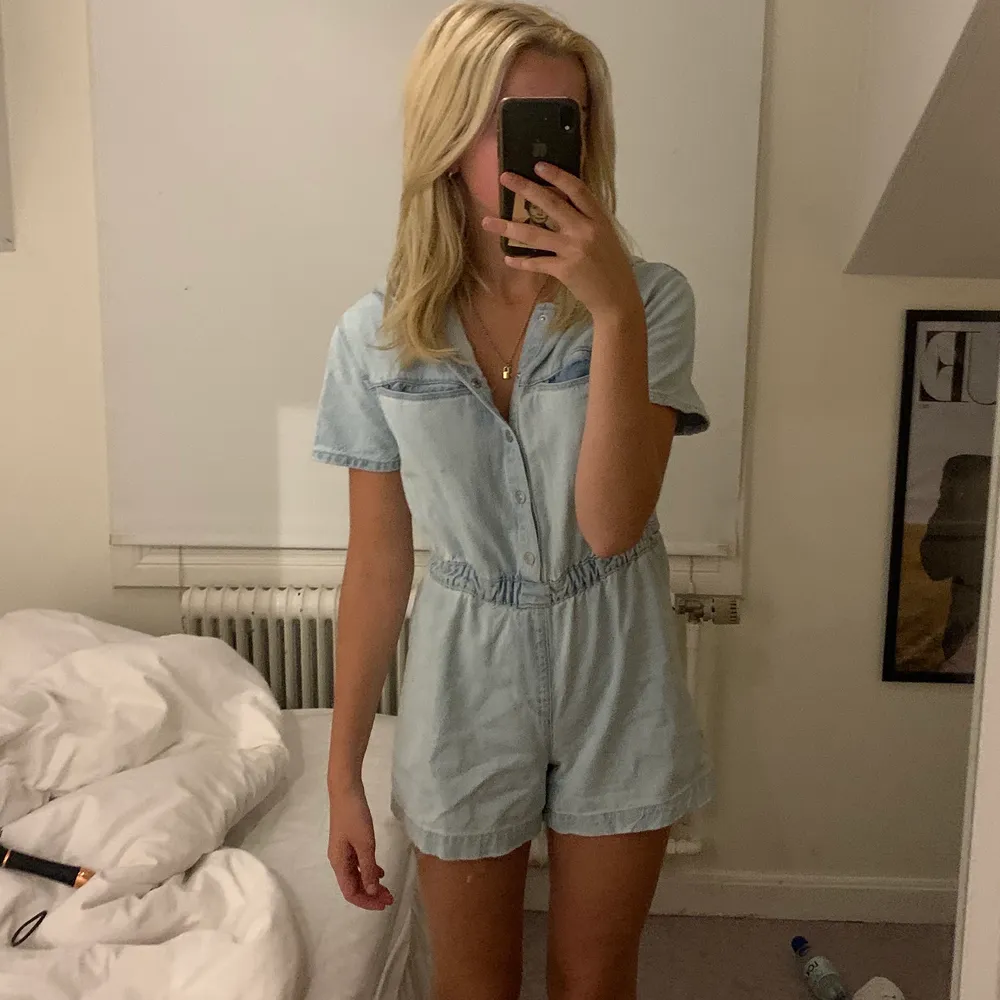 Säljer denna jumpsuit i jeans från zara! Galet fin och lätt att stylea🙏😍🥰. Jeans & Byxor.