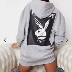 Säljer min playboy hoodie från missguided, helt ny och aldrig använd! Säljer då jag köpte fel storlek. Bud från 300 kr