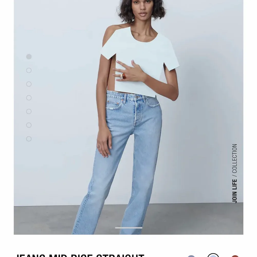 Säljer dessa slutsålda ZARA mid Rise straight jeans i färgen ljusblå. Bilderna är lånade och tveka inte på att höra av dig för mer information! Köparen står för frakt😊. Jeans & Byxor.