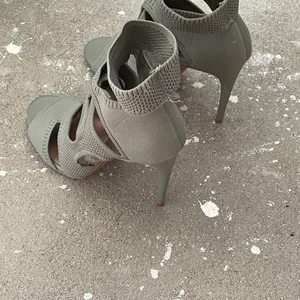 Kakigröna klackar  - En par ursnygga kakifärgade klackar från Zara. Knappt använda. Storlek 41 