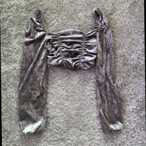 Ny H&M tröja, Stk S - Jag säljer en helt ny tröja som samt har prislapp, detta är en tröja som är en kortare modell men kan varieras till massa olika saker, tillexmpel jeans, shorts eller en snygg kjol. Materialet är så mjukt och skönt! Stk S