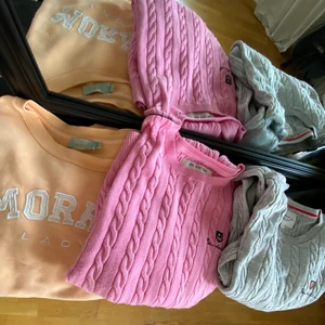 Märkeströjor - Samtliga tröjor i fint skick och äkta så klart🤍 75 kr/st + frakt alternativt 175 kr + frakt för alla tre tröjorna.   Bild 1. Morris, aprikos/orange i storlek XS.  Bild 2. Rosa tröja Bondelid i storlek S. Bild 3. Grå tröja Bondelid i storlek M.