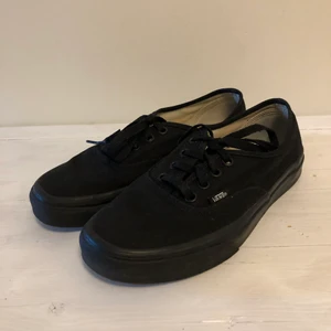 Vans - Endast använda några veckor inomhus när jag var sommarvikarie på Make Up Store. Enda slitage syns på sista bilden. 