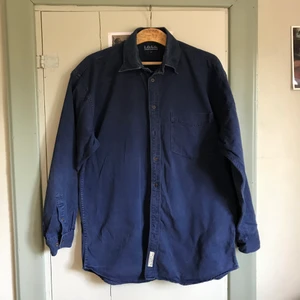 Blå skjorta💥💥 - Blå skjorta i tjockare bomullstyg. Inget tjafs. Strl M. Passar oversize på mig som är S. Troligen från tidigt 2000-tal eller tidigare. Bra skick! Kan skicka bler bilder eller mått på begäran. Kolla gärna in mina andra annonser, samfraktar gärna! 🐅