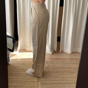 Beigea kostymbyxor full length  - Beigea kostymbyxor från h&m, nerlagda så passar 176cm. Hög midja och resår där bak. Brukar ha S-M i byxor