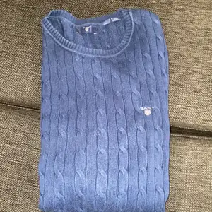 Marinblå stickad tröja från Gant, köpt på kids brand store. Storlek 170, köparen står för frakt 