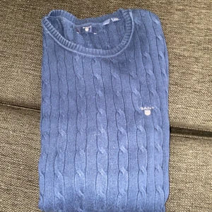 Tröja  - Marinblå stickad tröja från Gant, köpt på kids brand store. Storlek 170, köparen står för frakt 