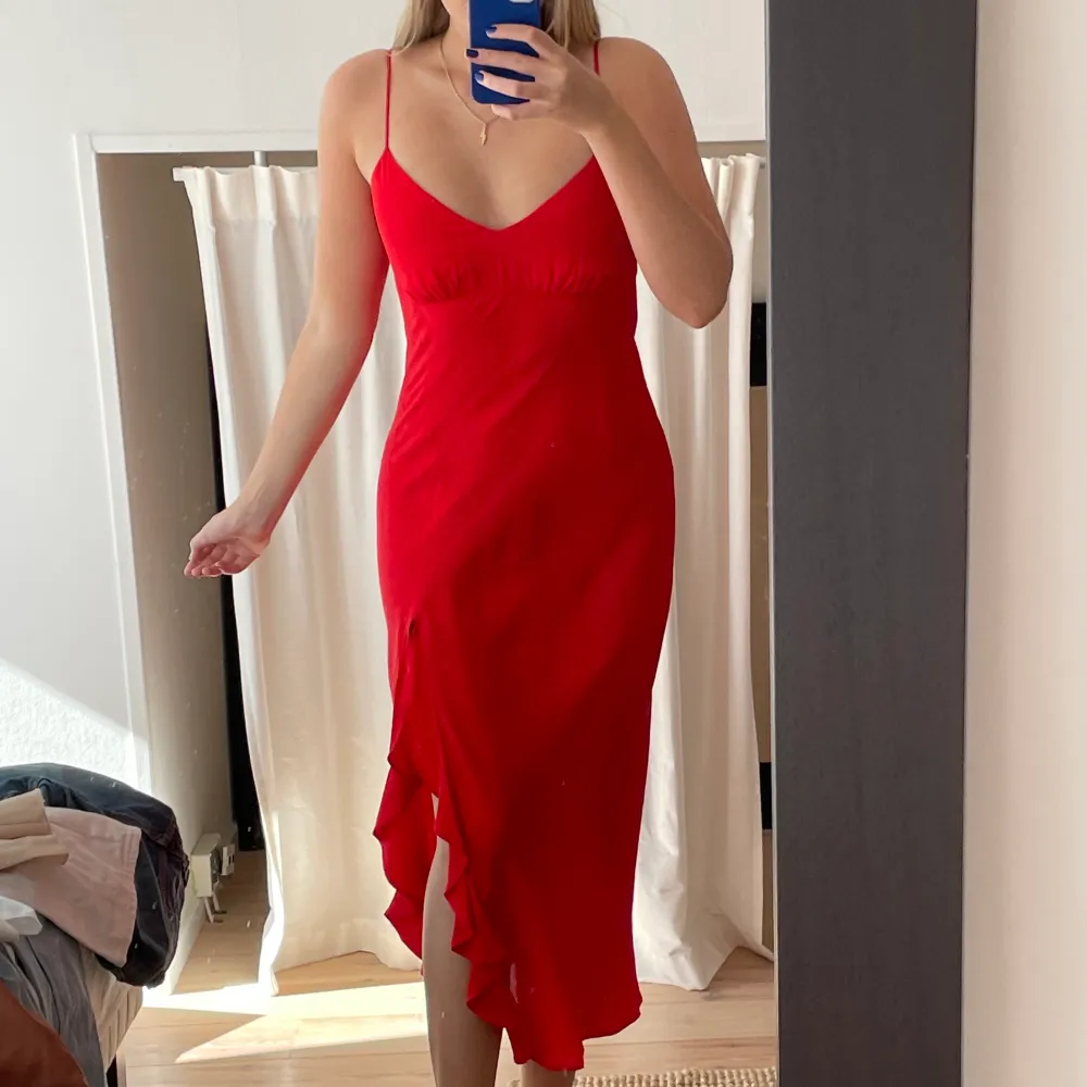 Superfin röd klänning med broderade prickad (kan skicka bild om så önskas), sitter jättefint och älskar att ha den med en skinnjacka och ett par converse!. Klänningar.