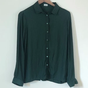 Skjorta - Mörkgrön randig skjorta från Primkie. Storlek S. Skicka gärna ett meddelande vid frågor!