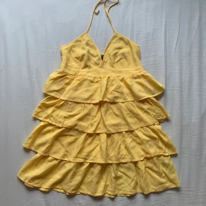 Volang klänning - Gul volang klänning från H&M i storlek 38!💛 Nyskick och har mjukt material, bandet kan man reglera som man vill och stretch material i ryggen (bild 3)🤍 kan tyvärr inte visas på eftersom jag säljer åt en släkting och den är för liten för mig.  Fraktas för 50kr!🖤