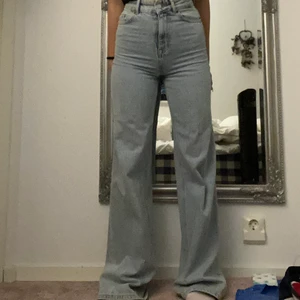 vida jeans  - säljer dessa jättefina jeans från zara då dem är lite för tajta. jag är 163 o de är ganska långa på mig. men man kan alltid sy upp dem! köparen står för frakt! buda i kommentarerna eller köp direkt för 200kr!