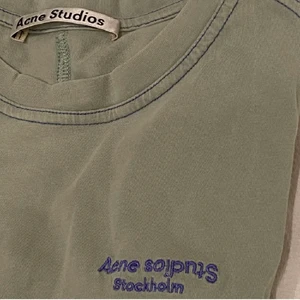 Acne t-shirt - Första bilden lånad men säljer en exakt likadan fast i vit👌🏻⭐️💖 I princip nyskick då jag använt den två ggr max. Lite babytee vibes på passformen. Storlek xxs men hade passat upp till en S👍🏼