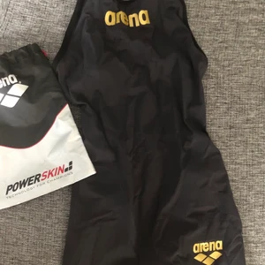 Carbon Flex VX Open - Tävlingsbaddräkt, svart/mörkgrå. Aldrig använd, prislappen sitter kvar. nypris: 3799kr mitt pris: 3000kr. köparen står för frakten, 112kr, extra säkert, spårbart. Skriv om du är intresserad eller funderar över nått!🥰