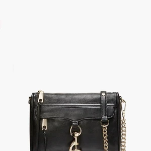 Rebecca minkoff bag mini m.a.c - Säljer min superfina Rebecca minkoff Väska som passar till det mesta! Modellen är mini M.A.C i färgen svart med guldiga detaljer💕 Väskan går att bära crossbody med det långa bandet men går även att fixa bandet kortare så det går att bära över axeln (se bild nr 2)! Jag har haft väskan i 1år så den är använd med finns inga tydliga slitningar eller så på den! Dustbagen finns med men har tyvärr inget kvitto kvar💕 Köpte den ny för 1800kr och säljer därför den i ett bra skick för 900kr!❤️