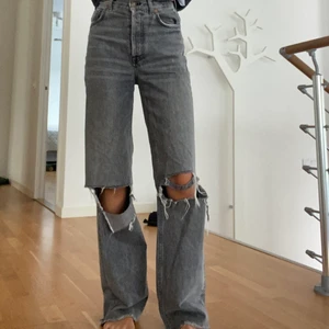 Zara jeans - Gråa zara jeans med hål som jag klippt själv. 