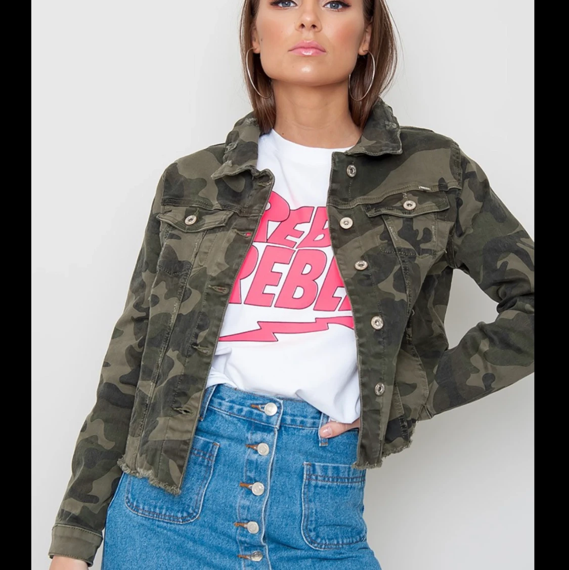 Camouflagejacka i jeans