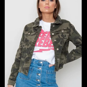 Camouflagejacka i jeans - Snygg jeansjacka i camouflage/militär från Jfr i storlek 36. Köpt 2019 men använd Max 4 gånger så den är i nyskick. Nypris kostade den 449 kr. 